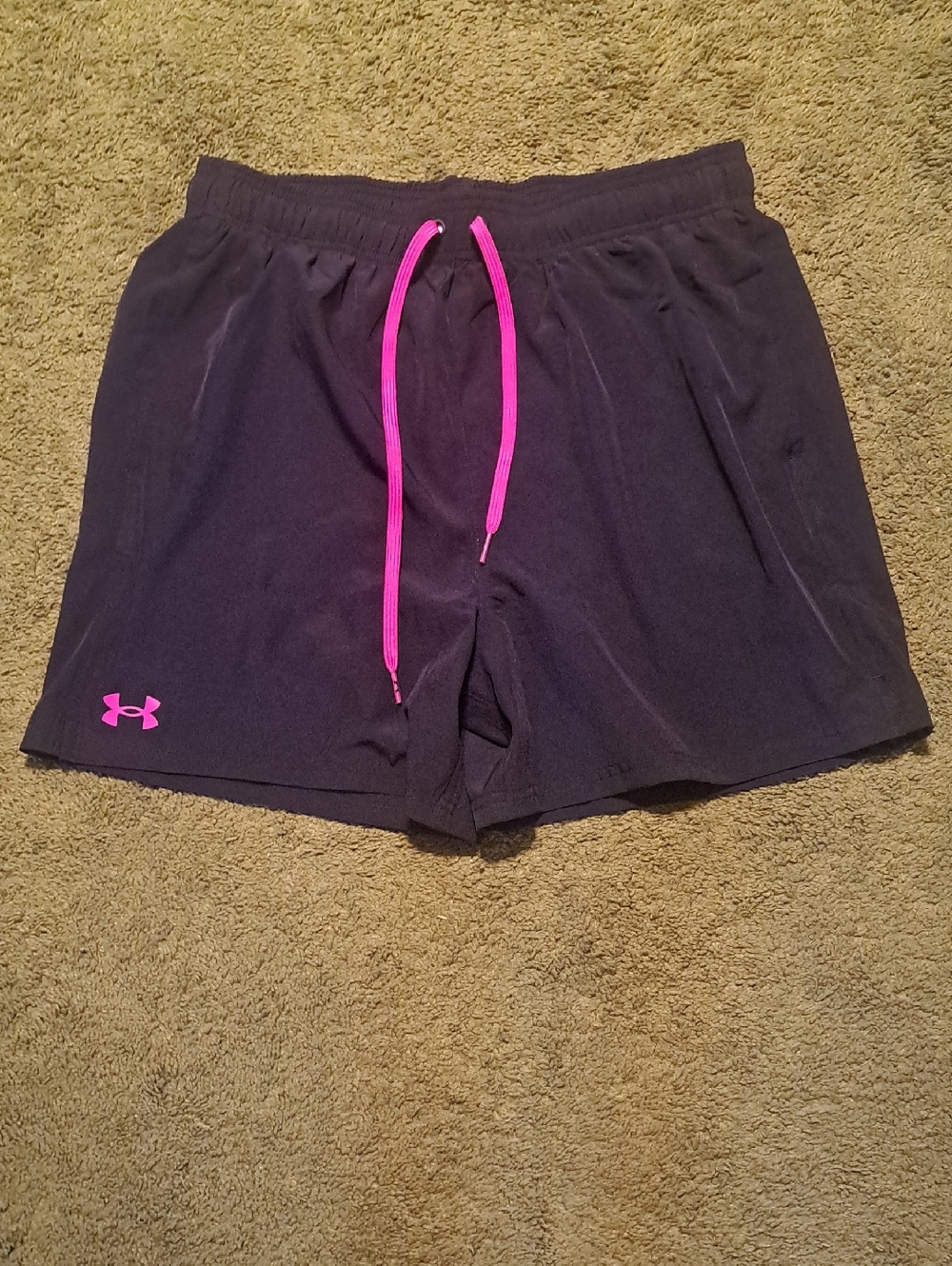 Under Armour Womens Black Lined Gym Shorts Size Large.